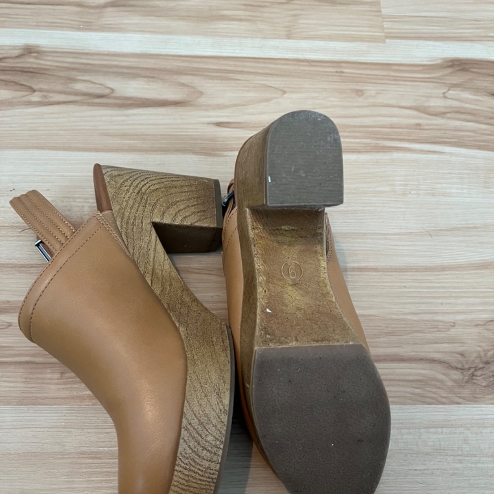 Universal Thread Tan Clogs Size 9 - image 4